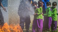 Simulasi api yang dipadamkan oleh anak-anak TK Tersebut. Latihan pemadaman kebakaran ini bertujuan untuk mempersiapkan siswa TK belajar mempertahankan diri dari bencana yang berkaitan dengan kebakaran, teror dan gempa bumi.