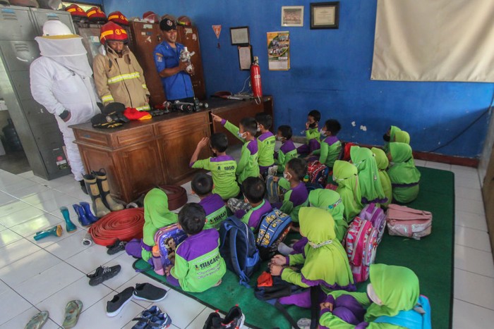 Aksi Anak TK Saat Latihan Jadi Pemadam Kebakaran Indonesian kindergarten school children participate in a fire-fighting drill on September 23, 2022 in Ungaran, Central Java Province. This fire-fighting drill prepares kindergarten students to defend themselves from disasters relating to fire, terror and earthquakes. (Photo by WF Sihardian/NurPhoto via Getty Images)