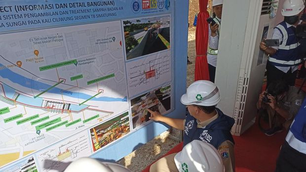 Anies dan Riza cek proyek saringan sampah Sungai Ciliwung (Tiara-detikcom)