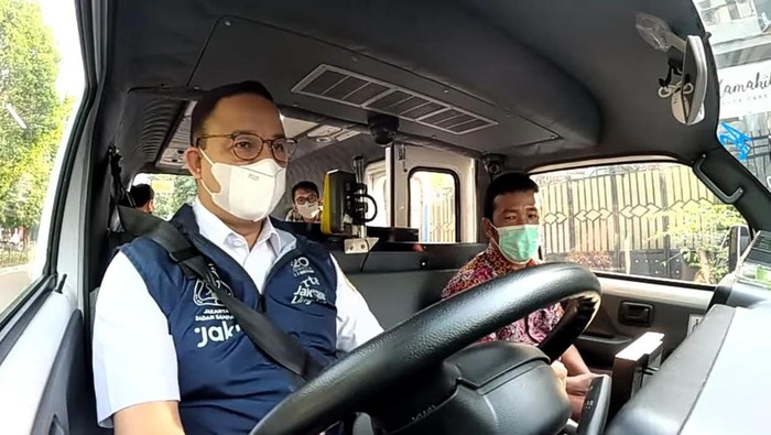Anies jadi sopir MikroTrans antar emak-emak