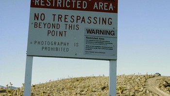 Terletak di Groom Lake di tengah gurun tandus di selatan Nevada, Area 51 menjadi wilayah paling sering dicurigai pecinta teori konspirasi alien. Sebenarnya, Area 51 adalah instalasi Angkatan Udara AS, namun terkenal karena koneksi spekulasi dengan benda terbang tak dikenal (UFO). Makin mencurigakan karena wilayah ini tak boleh dimasuki oleh warga sipil. Foto: Getty Images