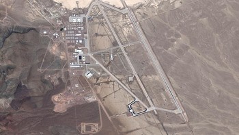 Area 51 ketika dilihat dari udara. Teori konspirasi percaya area ini digunakan untuk pengujian teknologi alien yang ditemukan dari lokasi kecelakaan alien di Bumi -- mirip seperti yang terkenal di Roswell, New Mexico. Akibatnya, informasi instalasi militer ini menjadi makin dicari oleh netizen. Foto: Getty Images