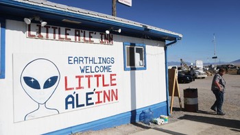 Ada beberapa atraksi di dekat Area 51, seperti toko suvenir atau restoran yang bertema alien semacam ini. Foto: Getty Images