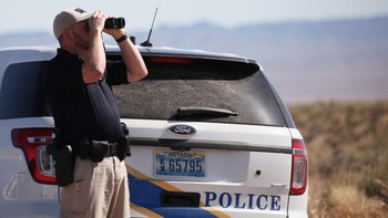 Militer mengklasifikasikan Area 51 sebagai Area Operasi Militer. Di depan, akan ada pemandangan rambu-rambu dan penjaga bersenjata yang berpatroli di sekeliling berpagar yang dijaga oleh sensor gerak, kamera dan sebagainya. Perbatasan Area 51 tidak dipagari tetapi ditandai dengan tiang oranye dan tanda peringatan. Foto: Getty Images