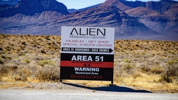 Area 51: Jika menyangkut wilayah yang sangat rahasia, tak ada yang lebih terkenal dari Area 51. Terletak di gurun Nevada, Area 51 adalah fasilitas militer rahasia yang terkait dengan teknologi mutakhir. Tempat ini sangat rahasia sehingga CIA baru mengungkapkannya tahun 2013, meski sangat jelas terlihat ada sesuatu di sana. Area 51 secara resmi dikenal sebagai fasilitas pelatihan militer dan konon tempat pengujian pesawat eksperimental dan persenjataan teknologi tinggi. Karena sifatnya yang penuh rahasia, masuk tanpa izin dan terbang di atas situs ini sangat dilarang dan sangat berbahaya. Tentu saja hal ini memunculkan banyak teori konspirasi. Foto: Getty Images