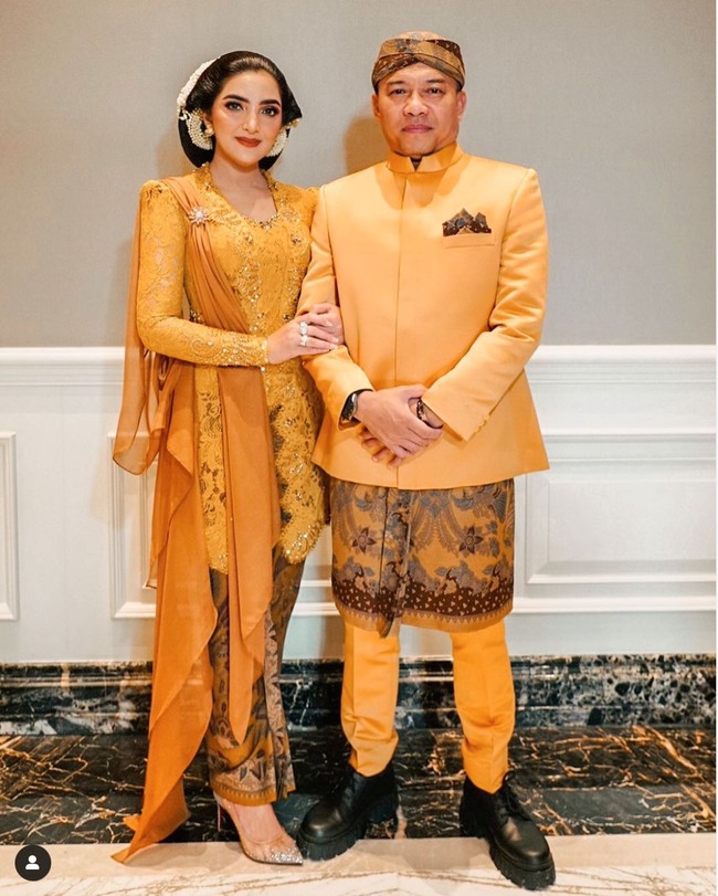 Ashanty tampil kompak dengan busana senada dengan Anang Hermansyah. Begini penampilan keduanya saat berfoto bersama. Foto: Instagram