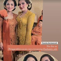 Krisdayanti dan Ashanty tampil kompak mengenakan kebaya dengan rambut yang tersanggul. Krisdayanti memilik kebaya berwarna orange kecoklatan, sementara Ashanty memilih warna kuning. Foto: Instagram