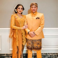 Ashanty tampil kompak dengan busana senada dengan Anang Hermansyah. Begini penampilan keduanya saat berfoto bersama. Foto: Instagram