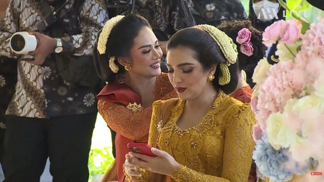 Walaupun keduanya kini sudah menjadi seorang nenek namun Ashanty dan Krisdayanti sama-sama masih terlihat awet muda dan mempesona. Ditambah dengan pulasan makeup dan lipstik bold, penampilan keduanya tampak semakin lengkap. Foto: YouTube/AH