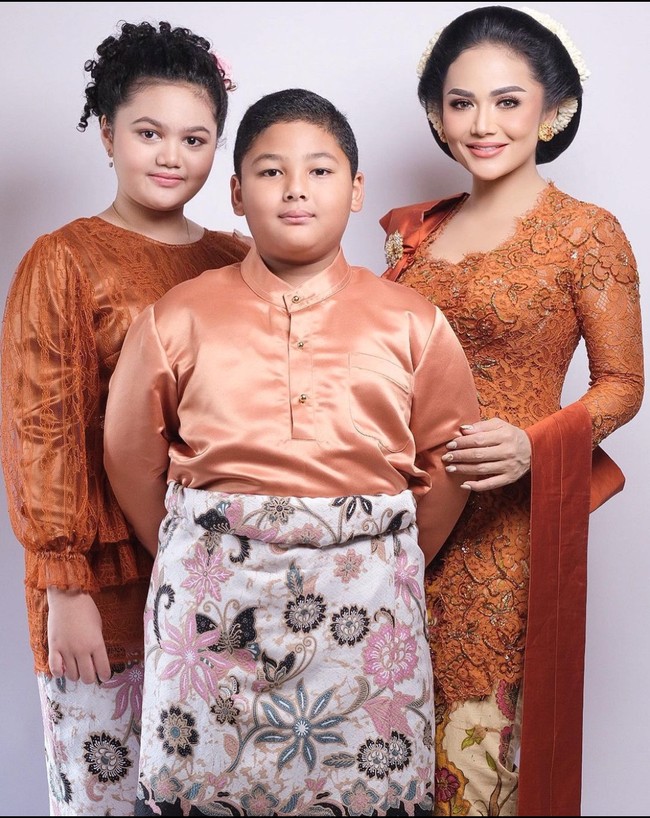 Krisdayanti juga tampak mengajak kedua anaknya, Amora dan Kellen ke acara tedak sinten Ameena. Ketiganya kompak mengenakan busana senada. Foto: Instagram