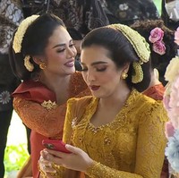 Walaupun keduanya kini sudah menjadi seorang nenek namun Ashanty dan Krisdayanti sama-sama masih terlihat awet muda dan mempesona. Ditambah dengan pulasan makeup dan lipstik bold, penampilan keduanya tampak semakin lengkap. Foto: YouTube/AH