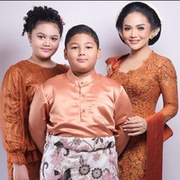 Krisdayanti juga tampak mengajak kedua anaknya, Amora dan Kellen ke acara tedak sinten Ameena. Ketiganya kompak mengenakan busana senada. Foto: Instagram