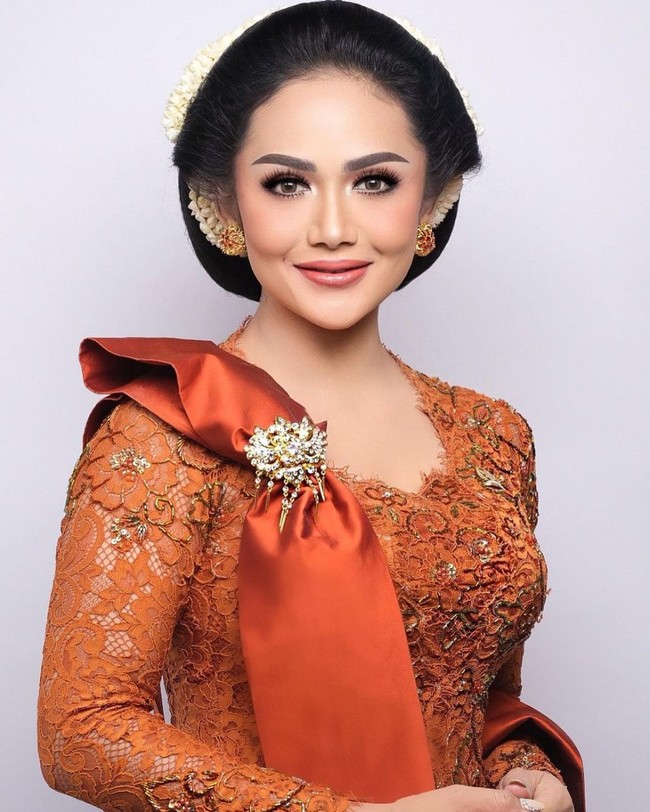Krisdayanti mengenakan kebaya karya desainer Anne Avantie. Untuk mempermanis tampilan kebayanya, di sisi kanannya tertempel sebuah bros berwarna keemasan. Foto: Instagram