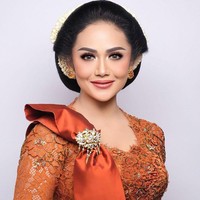 Krisdayanti mengenakan kebaya karya desainer Anne Avantie. Untuk mempermanis tampilan kebayanya, di sisi kanannya tertempel sebuah bros berwarna keemasan. Foto: Instagram