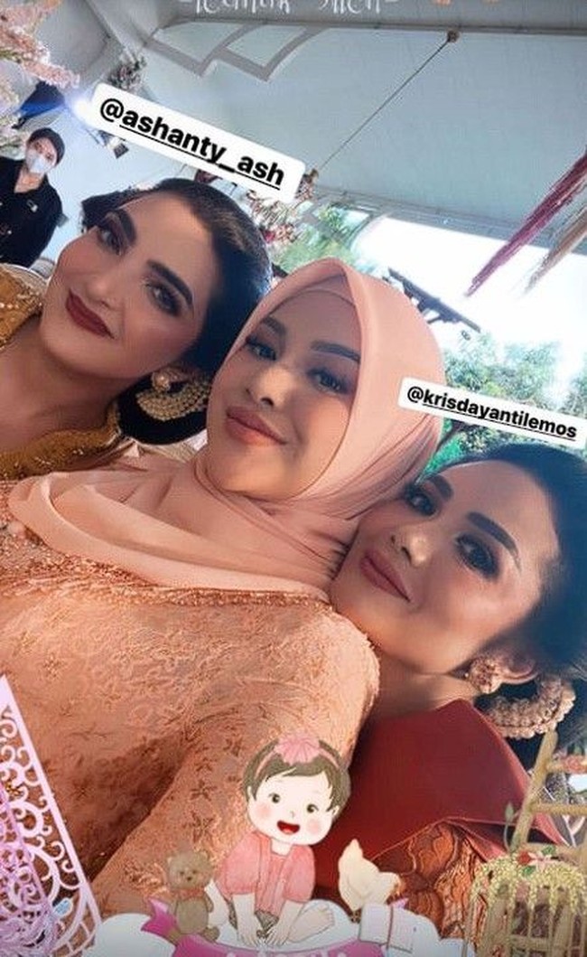 Pada Minggu (25/09/22) Atta dan Aurel tampak menggelar acara tedak sinten untuk putri kecil mereka, Ameena Hanna Nur Atta. Kedua nenek Ameena, Krisdayanti dan Ashanty tampak menghadiri acara tersebut. Foto: Instagram