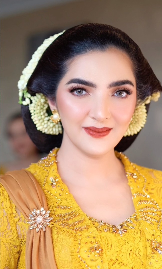 Pesona Ashanty saat mengenakan kebaya dan sanggul juga tak kalah memukau. Penampilannya juga tampak simpel dengan hanya dihiasi aksesori berupa sepasang giwang keemasan di kedua telinganya. Foto: Instagram