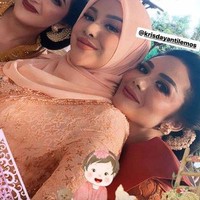 Pada Minggu (25/09/22) Atta dan Aurel tampak menggelar acara tedak sinten untuk putri kecil mereka, Ameena Hanna Nur Atta. Kedua nenek Ameena, Krisdayanti dan Ashanty tampak menghadiri acara tersebut. Foto: Instagram