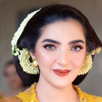Pesona Ashanty saat mengenakan kebaya dan sanggul juga tak kalah memukau. Penampilannya juga tampak simpel dengan hanya dihiasi aksesori berupa sepasang giwang keemasan di kedua telinganya. Foto: Instagram