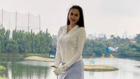 Aura Kasih tampak cantik dengan gayanya saat bermain golf. Foto: Instagram