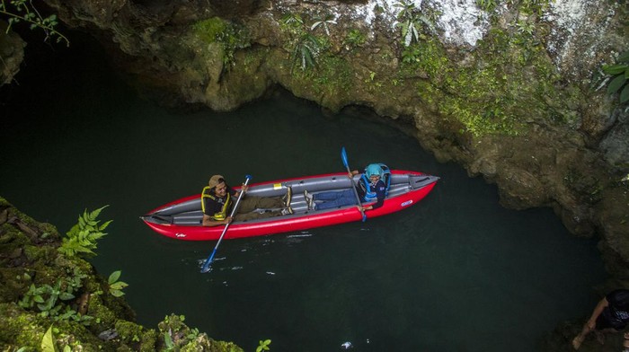 BADAN PENGELOLA GEOPARK MERATUS SIAPKAN 11 GEOSITE INTERNASIONAL Wisatawan mengunjungi objek wisata Gua Liang Tapah yang merupakan salah satu dari 11 geosite Geopark Meratus berkelas internasional di Desa Geragata, Kabupaten Tabalong, Kalimantan Selatan, Minggu (25/9/2022). Badan pengelola Geoapark Meratus saat ini telah menyiapkan 11 geosite berkelas internasional dan 22 geosite nasional beserta potensi seni budaya, flora, dan fauna serta kuliner dalam pengajuan kawasan Pegunungan Meratus sebagai UNESCO Global Geopark (UGG) pada bulan November 2022. ANTARA FOTO/BayuPratama S/tom.
