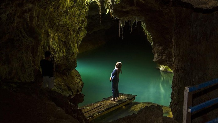 Wisatawan mengunjungi objek wisata Gua Liang Tapah yang merupakan salah satu dari 11 geosite Geopark Meratus berkelas internasional di Desa Geragata, Kabupaten Tabalong, Kalimantan Selatan, Minggu (25/9/2022). Badan pengelola Geoapark Meratus saat ini telah menyiapkan 11 geosite berkelas internasional dan 22 geosite nasional beserta potensi seni budaya, flora, dan fauna serta kuliner dalam pengajuan kawasan Pegunungan Meratus sebagai UNESCO Global Geopark (UGG) pada bulan November 2022. ANTARA FOTO/BayuPratama S/tom.