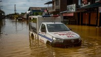 Mobil petugas pun ikut terendam banjir.