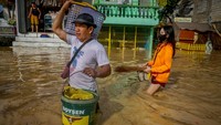 Sejumlah warga mengevakuasi barang-barangnya.
