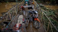 Sejumlah motor dievakuasi ke atas jembatan. 