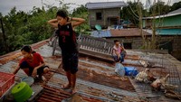 Sebagian warga bertahan di atap rumahnya.