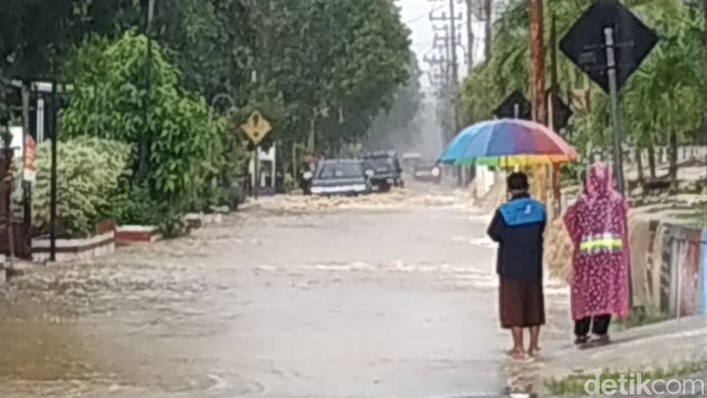 Hujan Deras Guyur Pacitan, Sejumlah Ruas Jalan Banjir