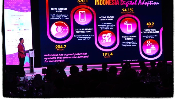 Prosesi Pembukaan Acara BATIC 2022 dengan Memukul Gondang oleh Komisaris Telkom Marcelino Pandin (kedua dari kanan), Direktur Utama Telkom Ririek Adriansyah (kedua dari kiri), Direktur Wholesale & International Service Telkom Bogi Witjaksono (paling kanan), dan CEO Telin Budi Satria Dharma Purba (paling kiri) di Hotel Hilton, Nusa Dua Bali.