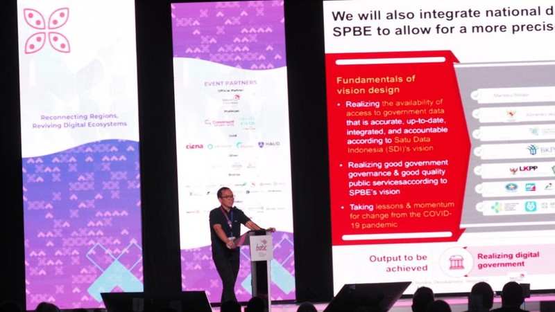 Prosesi Pembukaan Acara BATIC 2022 dengan Memukul Gondang oleh Komisaris Telkom Marcelino Pandin (kedua dari kanan), Direktur Utama Telkom Ririek Adriansyah (kedua dari kiri), Direktur Wholesale & International Service Telkom Bogi Witjaksono (paling kanan), dan CEO Telin Budi Satria Dharma Purba (paling kiri) di Hotel Hilton, Nusa Dua Bali.