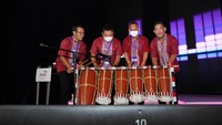 Prosesi Pembukaan Acara BATIC 2022 dengan Memukul Gondang oleh Komisaris Telkom Marcelino Pandin (kedua dari kanan), Direktur Utama Telkom Ririek Adriansyah (kedua dari kiri), Direktur Wholesale & International Service Telkom Bogi Witjaksono (paling kanan), dan CEO Telin Budi Satria Dharma Purba (paling kiri) di Hotel Hilton, Nusa Dua Bali.