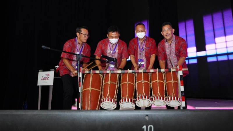 Prosesi Pembukaan Acara BATIC 2022 dengan Memukul Gondang oleh Komisaris Telkom Marcelino Pandin (kedua dari kanan), Direktur Utama Telkom Ririek Adriansyah (kedua dari kiri), Direktur Wholesale & International Service Telkom Bogi Witjaksono (paling kanan), dan CEO Telin Budi Satria Dharma Purba (paling kiri) di Hotel Hilton, Nusa Dua Bali.