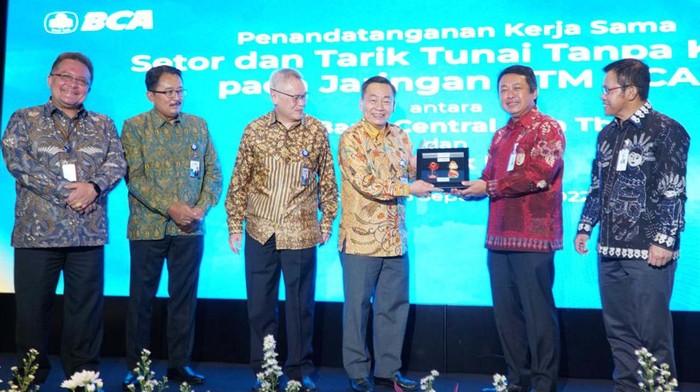BCA menjalin kerja sama dengan Bank DKI. Dengan kerja sama ini nasabah Bank DKI dapat melakukan setoran dan tarik tunai tanpa kartu di jaringan ATM BCA.