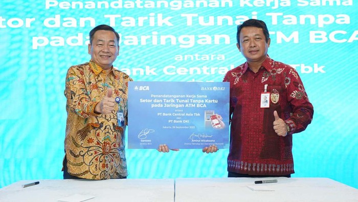 BCA Sinergi dengan Bank DKI BCA menjalin kerja sama dengan Bank DKI. Dengan kerja sama ini nasabah Bank DKI dapat melakukan setoran dan tarik tunai tanpa kartu di jaringan ATM BCA.