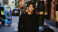 Gaya Bright Vachirawit sudah cocok jadi Londoner belum nih? (Foto: dok. Instagram @bbrightvc)  