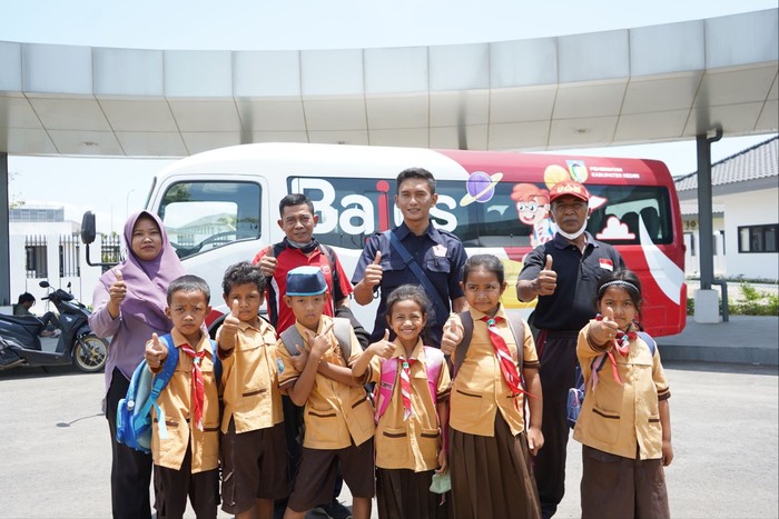 Bupati Kediri Fasilitasi 2 Bus untuk Pelajar Terdampak Pembangunan Bandara