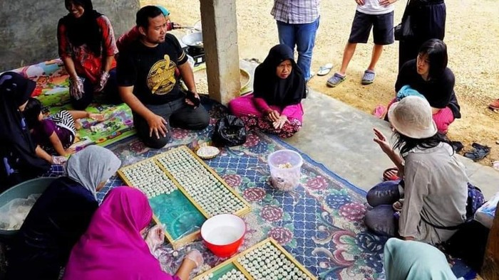 Belajar membuat rengginang Hanjeli langsung dengan para ibu- ibu yang ada di Desa Wisata Hanjeli.