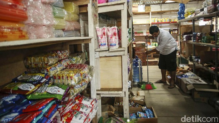 Di Ujung Negeri, Belanja Non Tunai Bisa Gunakan BRIlink Warga berbelanja dan membayarnya menggunakan pembayaran non tunai di Seluas, Kalimantan Barat, Selasa (6/9/2022). Warung yang berada di Seluas ini telah menyiapkan pembayaran non tunai dengan QR Code, warung sembako ini dimiliki oleh Jambakri yang juga menjadi agen Brilink.