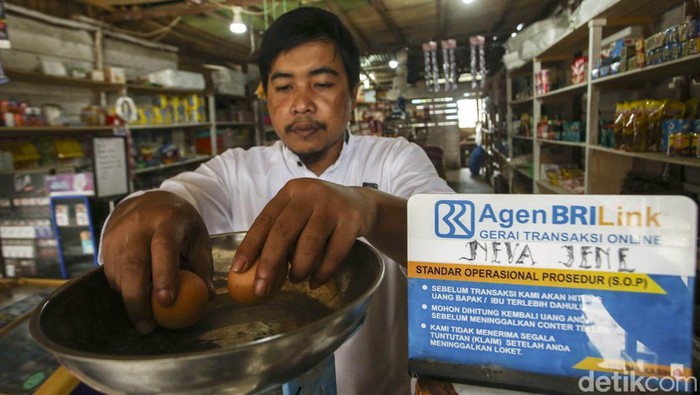 Di Ujung Negeri, Belanja Non Tunai Bisa Gunakan BRIlink Warga berbelanja dan membayarnya menggunakan pembayaran non tunai di Seluas, Kalimantan Barat, Selasa (6/9/2022). Warung yang berada di Seluas ini telah menyiapkan pembayaran non tunai dengan QR Code, warung sembako ini dimiliki oleh Jambakri yang juga menjadi agen Brilink.