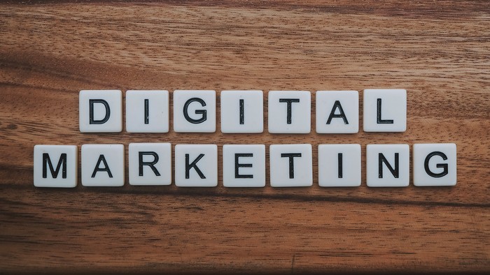Ilustrasi digital marketing funnel.