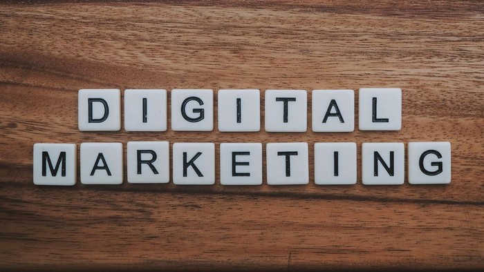 Ilustrasi digital marketing funnel.
