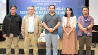 Adi Prasetya Direktur Eksekutif AMSI, Arif Mujahidin Corporate Communications Director, Wahyu Dyatmika Sekjen Asosiasi Media Siber Indonesia, Irna Pimred Liputan 6 dan Uyung Pramurdiarja Redpel Detik menjadi pembicara dalam diskusi tersebut.