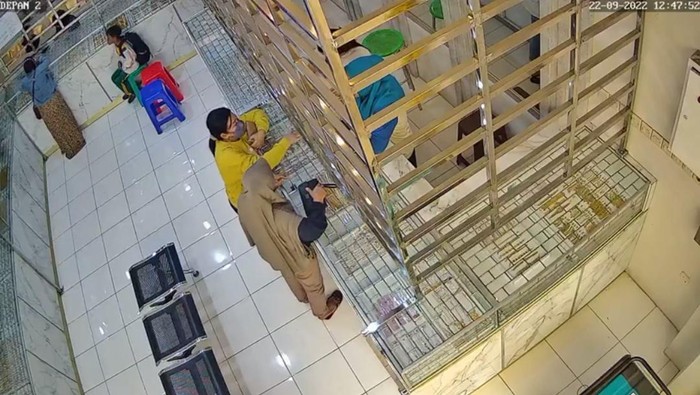 Dua emak-emak tertangkap kamera CCTV mencuri kalung emas di toko perhiasan di Probolinggo