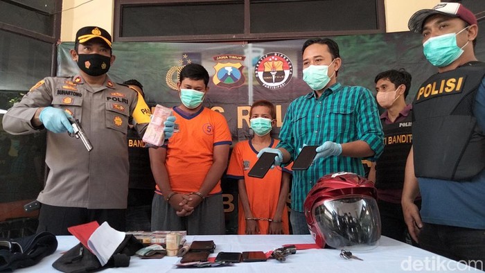 Dua tersangka perampok berpistol mainan dihadirkan dirilis Polsek Gayungan Surabaya
