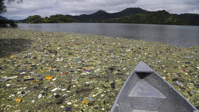 El Salvador Plastic Waste Garbage floats on the basin of the Cerron Grande hydroelectric dam near Potonico, El Salvador, Sunday, Sept. 25, 2022. Recent rains threw large quantities of garbage into the basin. (AP Photo/Salvador Melendez)