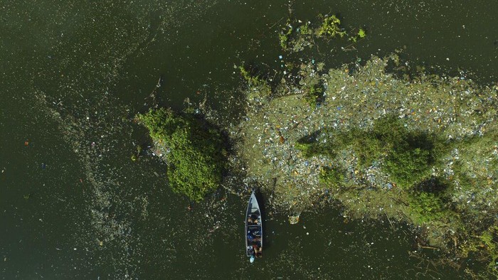 El Salvador Plastic Waste Garbage floats on the basin of the Cerron Grande hydroelectric dam near Potonico, El Salvador, Sunday, Sept. 25, 2022. Recent rains threw large quantities of garbage into the basin. (AP Photo/Salvador Melendez)
