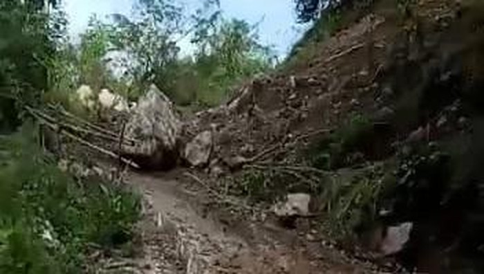 Dua dusun di Kabupaten Enrekang, Sulawesi Selatan (Sulsel) terisolir akibat material longsor menutupi jalan utama.