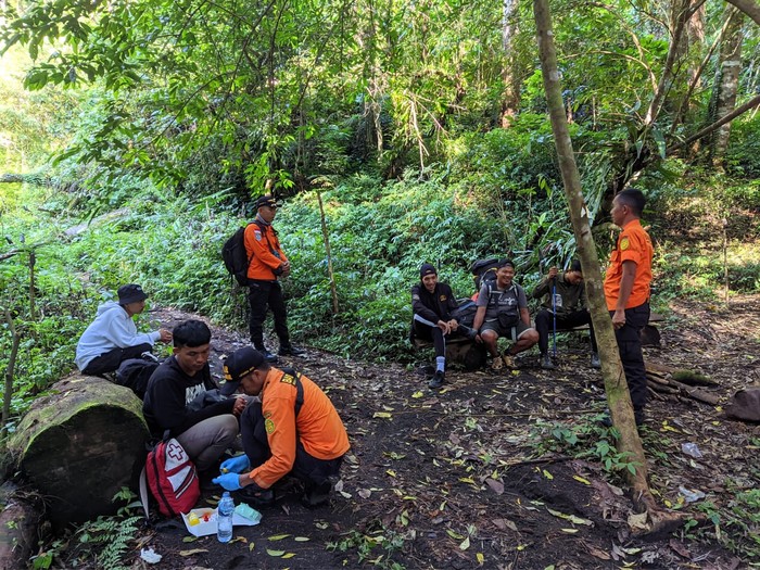 Evakuasi balita yang tersesat saat dibawa mendaki oleh orang tuanya di Gunung Soputan, Minahasa Tenggara, Sulut.